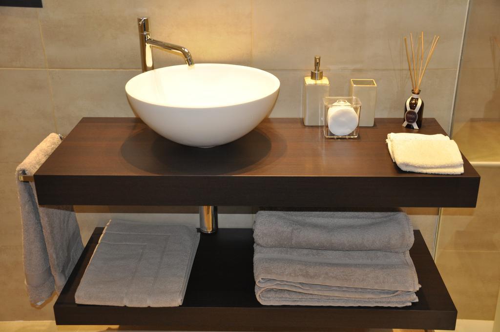 Charming Como - Apartment Downtown In The Pedestrian Area With 2 Double Bedrooms And 2 Complete Bathrooms A Spacious Living Room And Full Equipped Kitchen מראה חיצוני תמונה